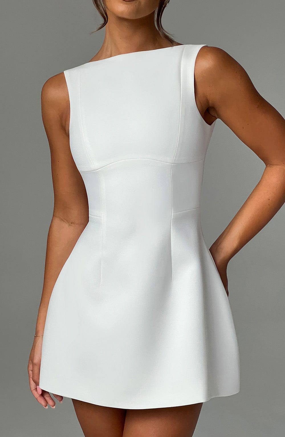 Mónica - Mini vestido de espalda abierta