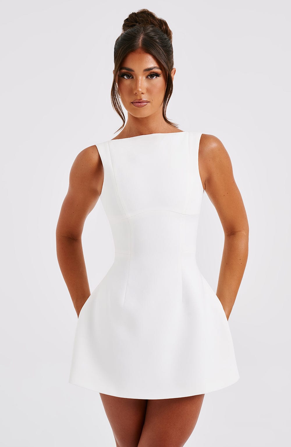 Mónica - Mini vestido de espalda abierta