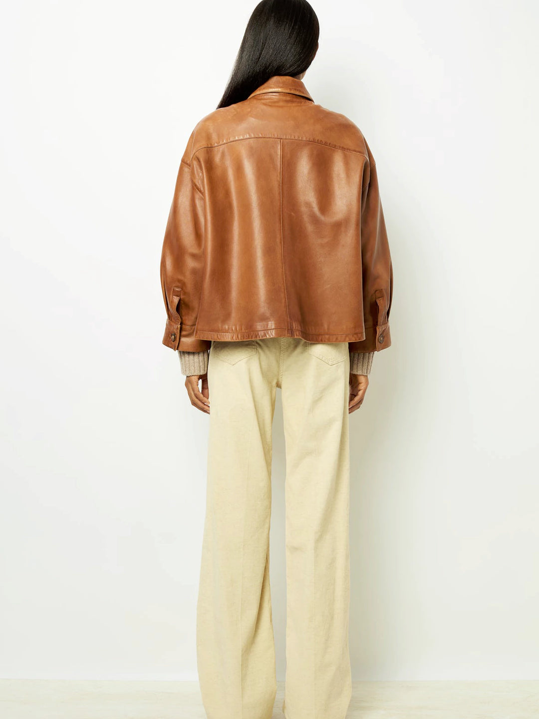 CHAQUETA DE CUERO CON BOTONES