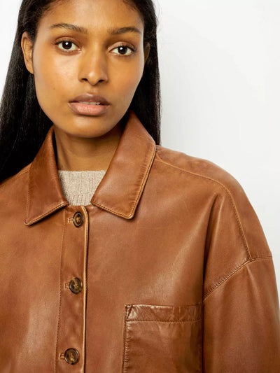 CHAQUETA DE CUERO CON BOTONES