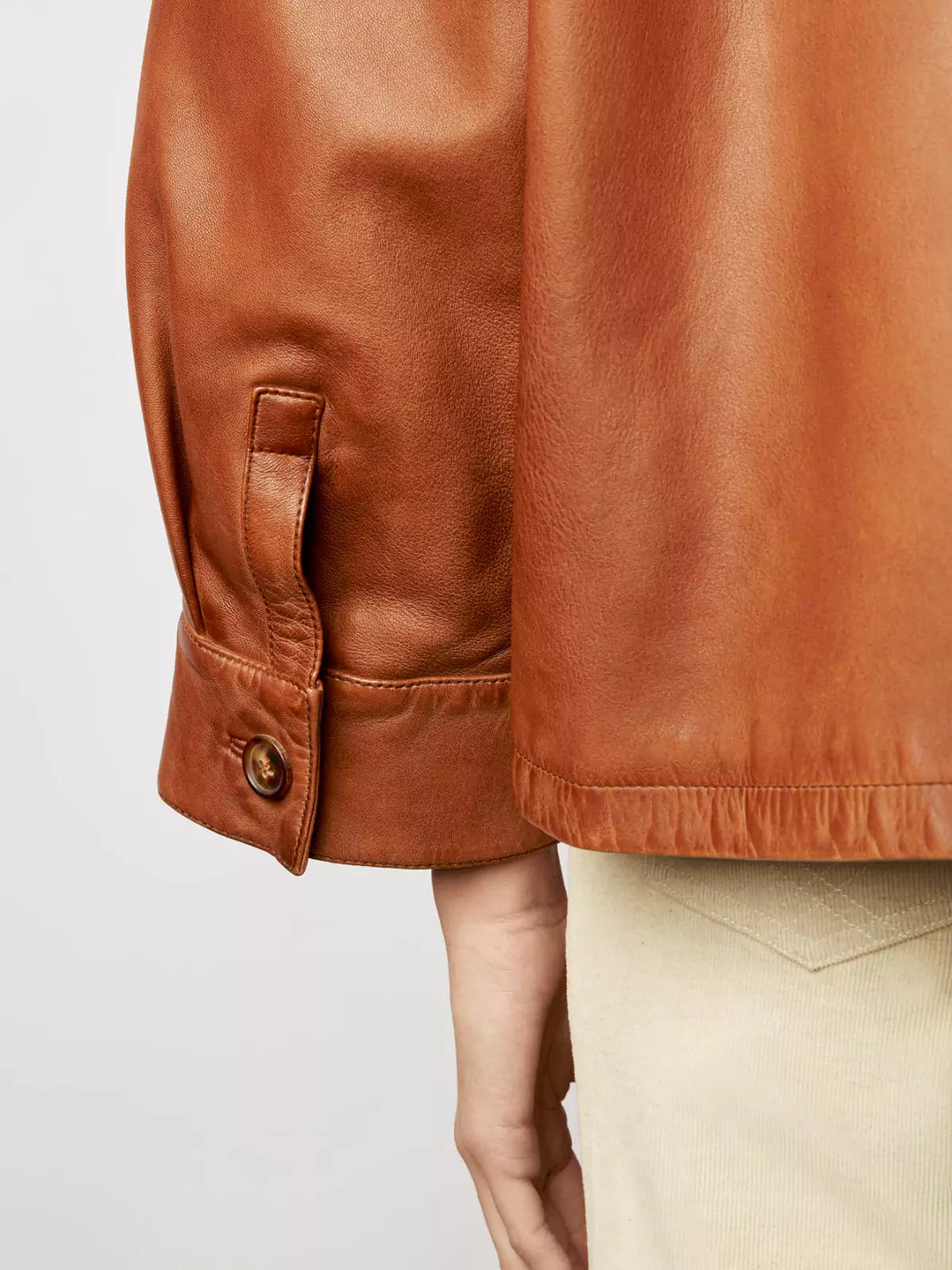 CHAQUETA DE CUERO CON BOTONES