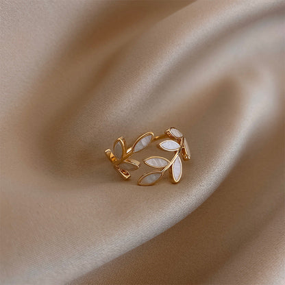 ANILLO AJUSTABLE EN ORO CON HOJA Y ÓPALO BLANCO