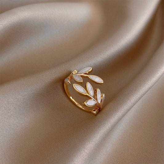 ANILLO AJUSTABLE EN ORO CON HOJA Y ÓPALO BLANCO